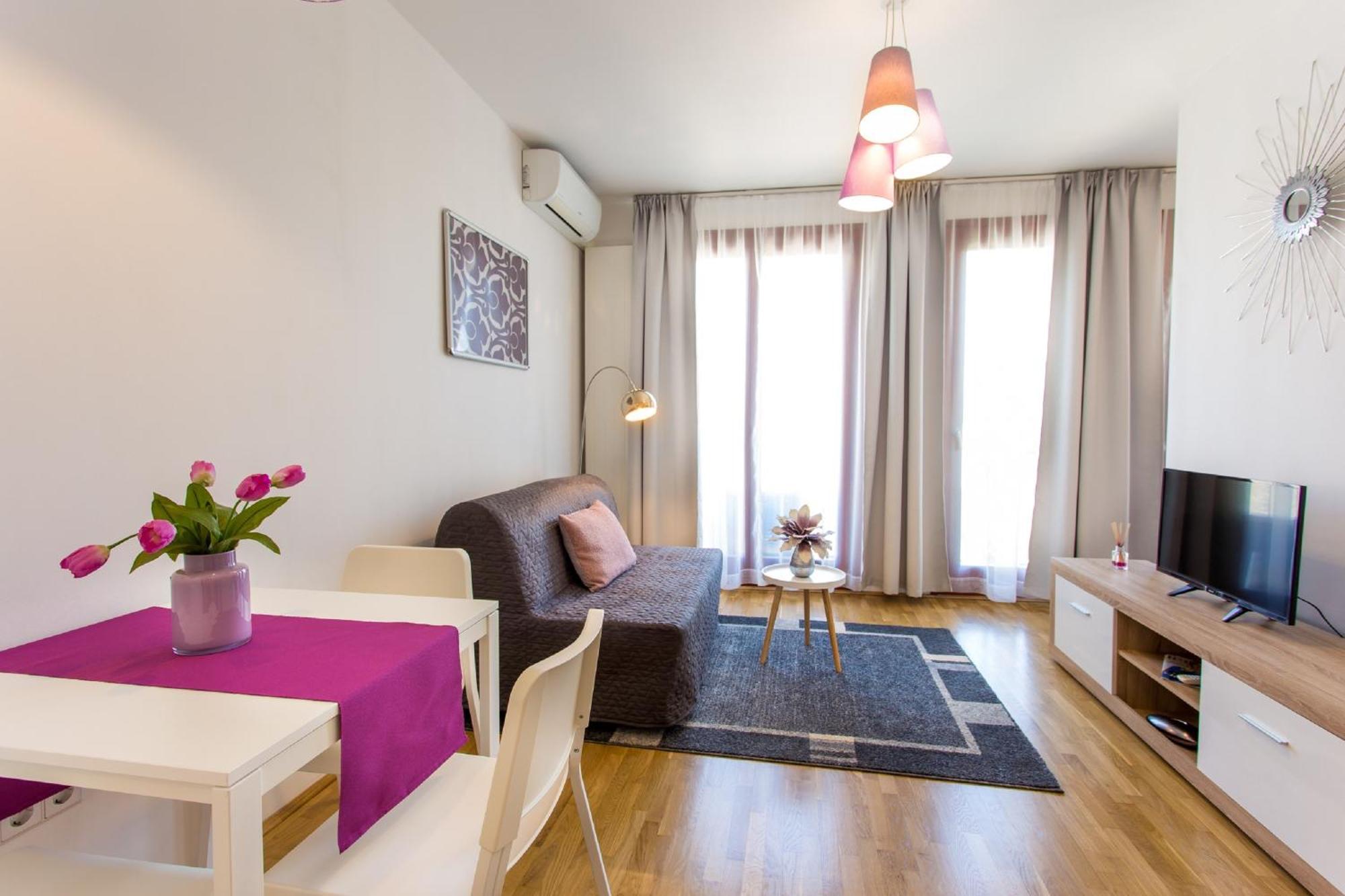 Colours Superior With Free Parking דירה